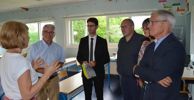 photo  en présence de l’inspecteur de l’éducation nationale, lundi, une visite des écoles a été organisée avec jean sellier, président de la communauté de communes et les maires.  &copy;  ouest-france 