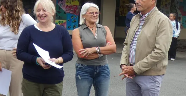 photo  delphine chauveau en présence de valérie huart, adjointe et jean-claude moser, maire.  &copy;  le maine libre 