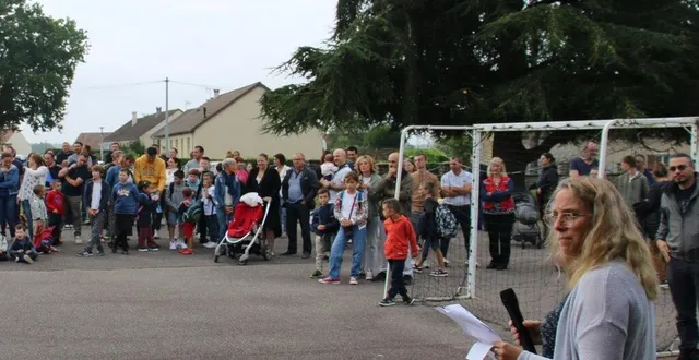 photo  les enseignants, enfants et parents, ont été accueillis par denis assier, maire, et maryline sanglebœuf, première adjointe.  &copy;  le maine libre 