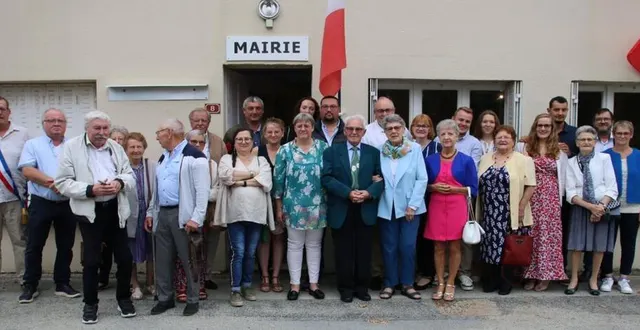 photo  yvonne et henri, au centre, entourés de leur famille, amis et de xavier monthulé, maire, à gauche.  &copy;  ouest-france 