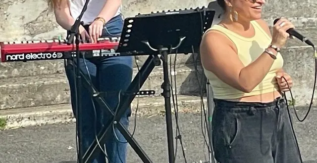 photo  dorothée doyer, au premier plan, accompagnée par juliette sineux.  &copy;  ouest-france 