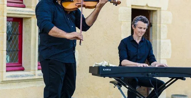 photo  quand les lieux ne permettent pas d’accueillir un piano acoustique, le pianiste s’exprime sur un instrument électrique.  &copy;  association octavius 