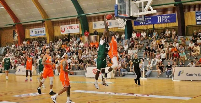 photo  les basketteurs du msb, ici face au portel, dans une salle georges-mention bien garnie, en demi-finale de l’édition 2023, au trophée de sablé-sur-sarthe.  &copy;  archives ouest-france 