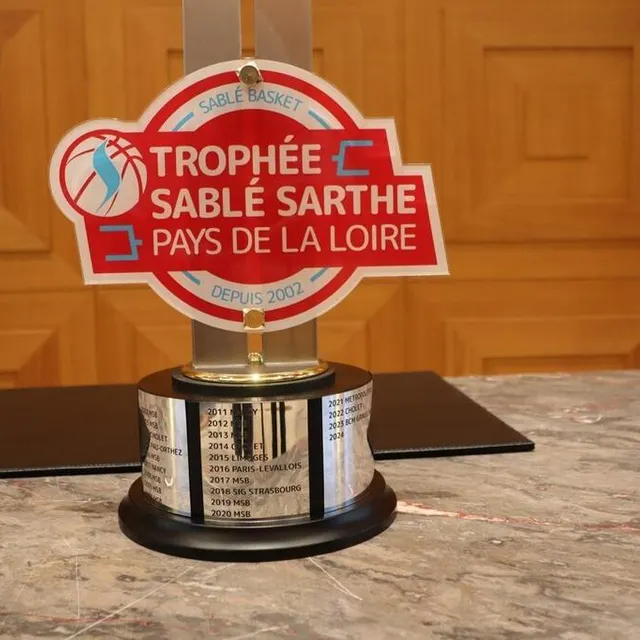 photo le tout nouveau trophée récompensera l’équipe vainqueur du tournoi et sera remis en jeu chaque année.  ©  ouest-france