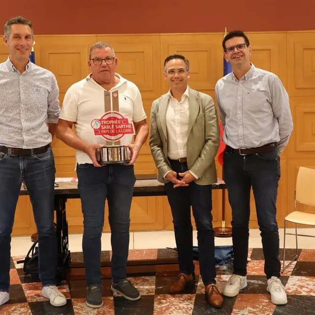 photo michel curé, l’ancien président du sablé bc, présente le nouveau trophée sablé sarthe pays de la loire, aux côtés de laurent tauvry, l’actuel président, nicolas leudière, le maire de sablé-sur-sarthe, et nicolas renou, adjoint en charges des sports et de la sécurité.  ©  ouest-france