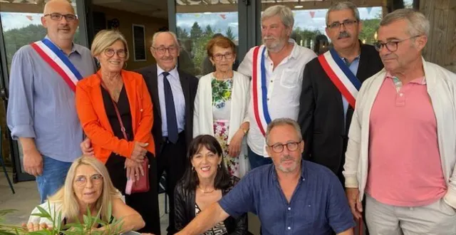 photo  monique et jacques langevin avec leurs cinq enfants et les maires de jupilles, beaumont-pied-de-bœuf et thoiré-sur-dinan.   &copy;  le maine libre 