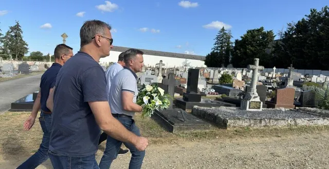 photo  ils ne veulent surtout pas oublier la tuerie qui a meurtri leur jeunesse il y a trente ans, quatre salariés de la carrosserie de christian leprince lui ont rendu un hommage ainsi qu’à sa famille décimée.  &copy;  ouest-france 