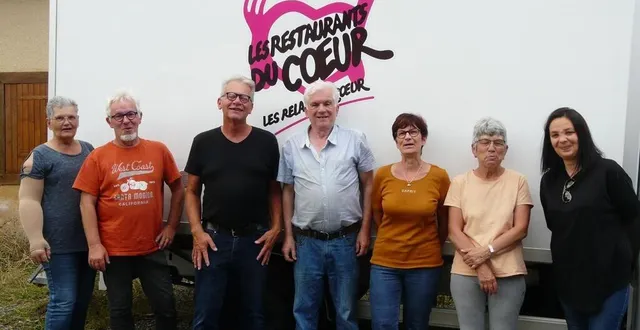 photo  géraldine courtois et julie naveau encadrent les bénévoles des restos du cœur.  &copy;  le maine libre 