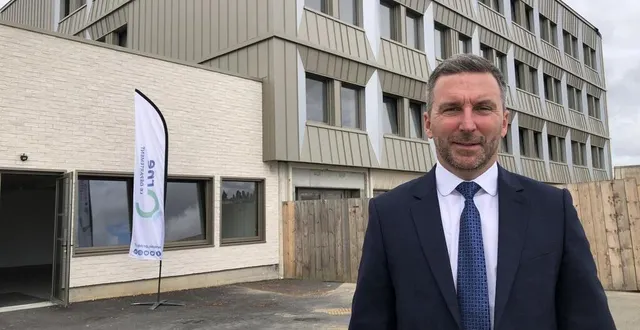 photo  benjamin caccia, le principal du collège molière, devant le bâtiment qui a été rénové de fond en comble durant la première phase des travaux.  &copy;  ouest-france 