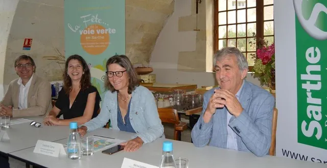 photo  hervé roncière, président de la cdc loir-lucé-bercé, shelly de vito, galiène cohu et michel dutheil, maire de la chartre-sur-le-loir.  &copy;  ouest-france 