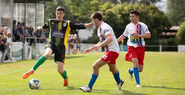 photo  maintenus de justesse, damon thibaudeau (à gauche) et le fc pays de l’ouin auront beaucoup à prouver cette saison, notamment dès la première journée devant le fc 3c de françois roullet (à droite).  &copy;  co - clémence chauvin 