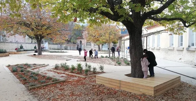 photo  un exemple d’une cour d’école repensée et renaturée dans le luberon.  &copy;  pnr du luberon 