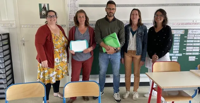 photo  de gauche à droite, les enseignants de l’école de monts-sur-orne, à goulet : sabine jouguet, sandy fouchet, cédric gaddini, marie-laure villette et clara hébert.  &copy;  ouest-france 