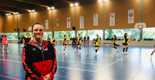 photo  clémentine malet-patey, présidente du club ballon hbc, présente au gymnase de neuville pour le 1er tournoi de handball au féminin.  &copy;  le maine libre 