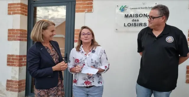 photo  cyril séchet, président de nba (neuville basket association) a remis un chèque de 3 444 € à gaëlle loison, présidente départementale de l’association rêves.  &copy;  ouest-france 