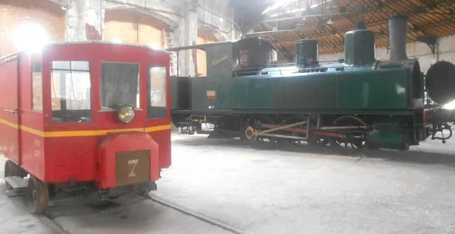 photo  la draisine et la vieille locomotive léonie suscitent des curiosités.  &copy;  ouest-france 