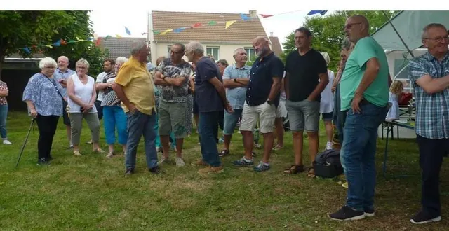 photo  la dernière édition des voisinades du courty a rassemblé 64 personnes, dimanche. les nouveaux habitants ont été présentés par jean-michel chable, à l’origine de cette manifestation conviviale. parmi les derniers jeunes couples arrivés, kevin et émeline ont déclaré : « on ne pensait pas que cela pouvait être si festif. » de fait, barbecue, remorque frigo, jeux de boules et mini-concert entonné par la chanteuse dame de caro ont conféré une ambiance réjouissante à cette journée, servie par une météo ensoleillée.  &copy;  ouest-france 