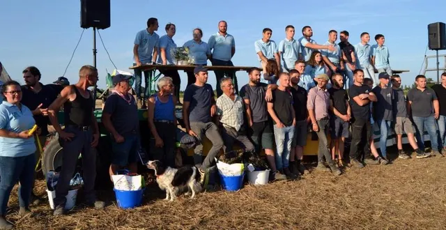 photo  les participants au concours de labour avec les jeunes agriculteurs.  &copy;  le maine libre 