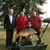 photo  yoann moreau (ici avec patrice ramaugé et les deux juges) a pêché une carpe de 12,880 kg. 