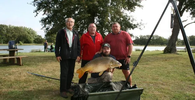 photo  yoann moreau (ici avec patrice ramaugé et les deux juges) a pêché une carpe de 12,880 kg.  &copy;  le maine libre 