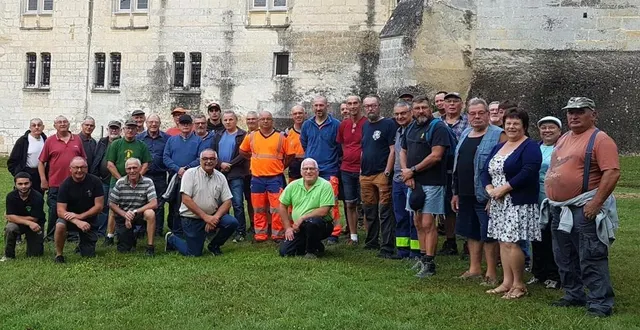 photo  une petite pause devant le château de courtanvaux.  &copy;  le maine libre 
