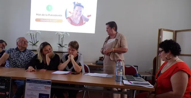 photo  chantal rudet, debout, entame sa deuxième année de présidence.  &copy;  le maine libre 