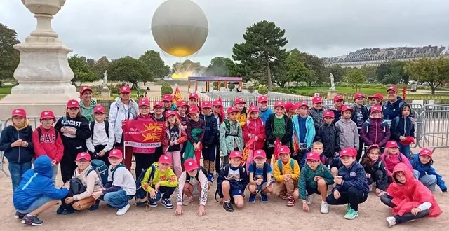 photo  les écoliers du sacré-cœur (écouché) et de sainte-thérèse (putanges) devant la vasque olympique aux tuileries.  &copy;  dr 