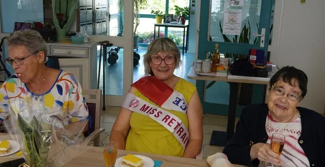 photo  entourée de ses amies et des résidents de la résidence pour personnes âgées l’antonnière, jeannette tricot quitte son poste après plus de 33 ans de présence.  &copy;  ouest-france 
