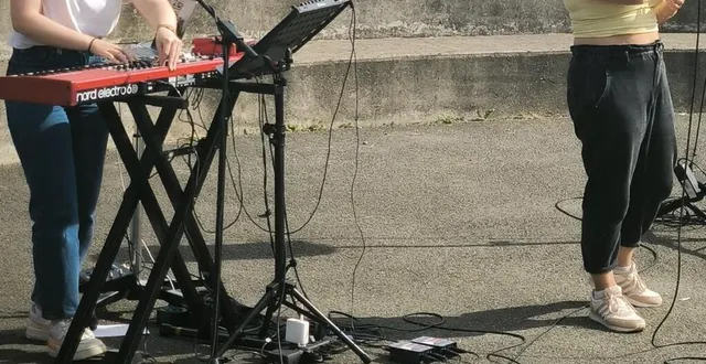 photo  rentrée en musique au lycée avec dorothée soyer et juliette sineux.  &copy;  le maine libre 