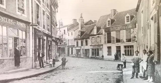 photo  image du temps qui passe : le carrefour du lion d’or à bonnétable.  &copy;  archive association culturelle 