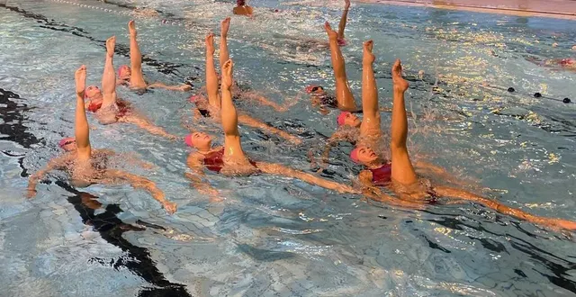 photo  plusieurs soirs par semaine, adolescentes, débutantes et adultes s’entraînent à la piscine de la ferté-bernard.  &copy;  le maine libre 