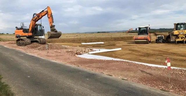 photo  le terrassement de deux des quatre éoliennes a débuté route de mézières-sous-lavardin.  &copy;  le maine libre 