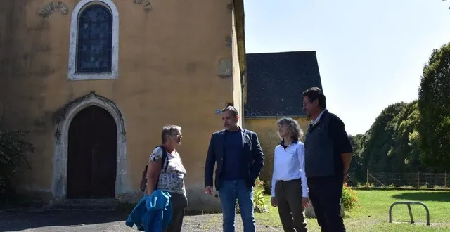photo  les élus des trois communes devant l’église de saint-mars.  &copy;  le maine libre 