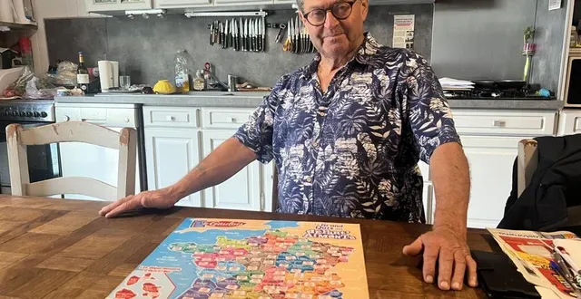 photo  gilles chapron, régulièrement penché sur sa carte de france, repère les lieux mentionnés dans ses conversations.  &copy;  ouest-france 