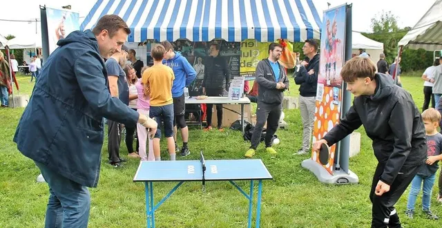 photo  le stand du club de tennis de table, avec les affiches des frères lebrun bien en évidence, n’a pas désempli, samedi 7 septembre 2024, au forum des activités, à sablé-sur-sarthe.  &copy;  ouest-france 