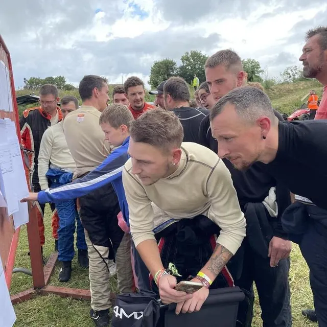 photo les pilotes viennent voir leur temps sur le tableau d’affichage : joie ou déception s’ensuivent…  ©  ouest-france