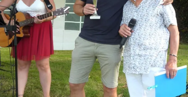 photo  jean-michel châble, avecle gagnant du concours de boules et dame de caro.  &copy;  le maine libre 