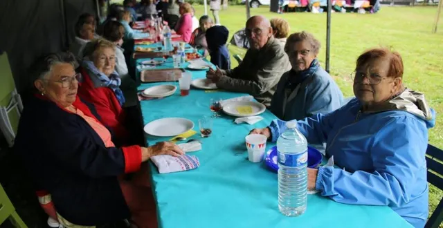 photo  des barnums installés tôt le matin ont protégé les aînés de la pluie.  &copy;  le maine libre 