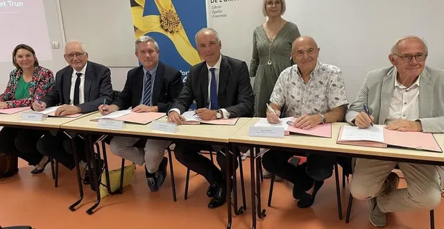 photo  les maires de trun et écouché-les-vallées, jacques prigent (2e à gauche) et alain lolivier (2e à droite), étaient à l’honneur pour la signature du contrat petites villes de demain.  &copy;  ouest-france 