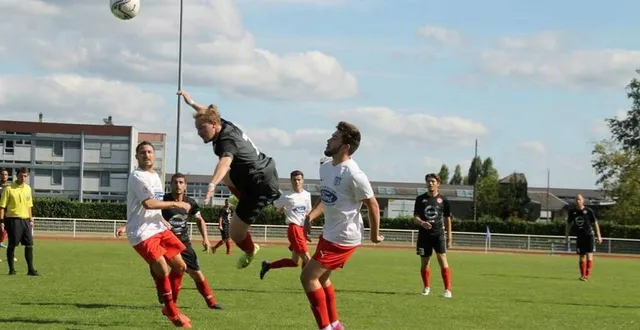 photo  mayet (en rouge) conserve sa colonne vertébrale et ajoute quelques joueurs à valeur ajoutée.  &copy;  archives le maine libre 
