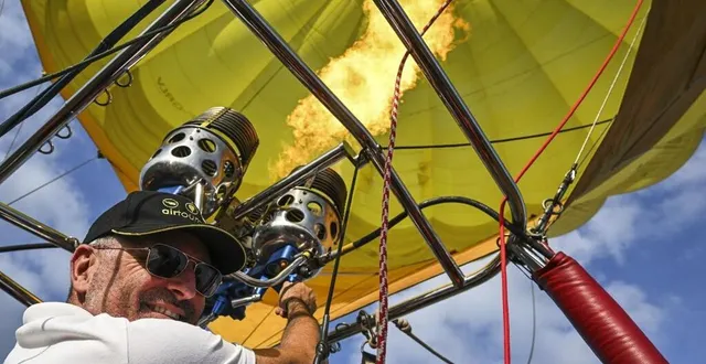 photo  philippe fabrégat est pilote de montgolfière depuis 2008.  &copy;  le maine libre - denis lambert 
