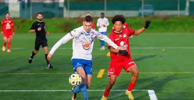 photo  relégués en r2, antonin broquet (à gauche) et le stade mayennais débutent par un nul.  &copy;  archives guillaume pacoutet 