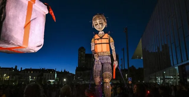 photo  des personnes arrivent munis d’une le jeune garçon se réveille avec un gilet de sauvetage, il est seul et tient un paquet-cadeau entre ses mains mais le cadeau s’échappe, il court à sa poursuite dans le centre-ville.  &copy;  photo : le maine libre - denis lambert 