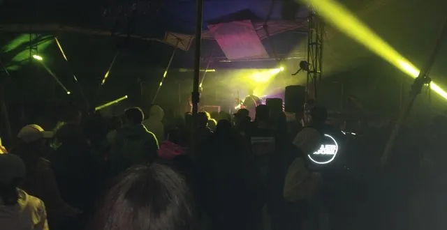 photo  le groupe garage machine a déchaîné les foules sous le chapiteau.  &copy;  ouest-france 