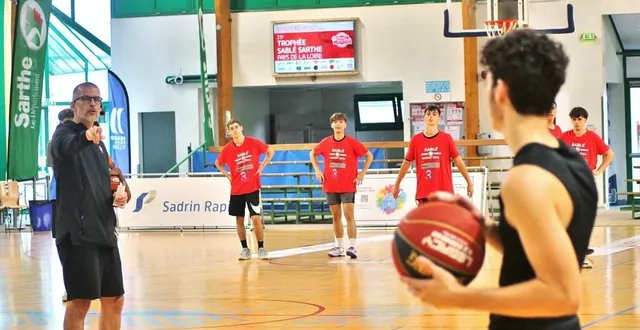 photo  guillaume vizade, l’entraîneur principal du msb, lors de l’entraînement spécifique avec 13 jeunes joueurs saboliens, dimanche 8 septembre, 2024, à georges-mention.  &copy;  ouest-france 