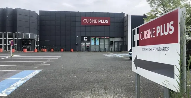 photo  angers, zone commerciale carrefour grand maine. le magasin franchisé cuisine plus a fermé ses portes le 31 juillet, plongeant ses clients dans l’embarras.  &copy;  co – franck de brito 
