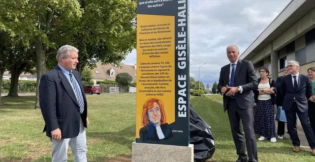 photo  frédéric leveillé a profité de la présence du préfet pour la signature du contrat de ville, jeudi, pour dévoiler un premier totem aux provinces.  &copy;  ouest-france 