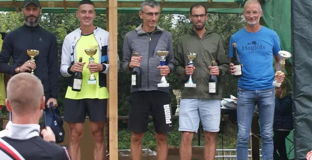photo  le podium du 23 km du trail de la lande foret, au grais, samedi matin. avec, à gauche le vainqueur aurélien cheymol.  &copy;  photo : denis decaux 