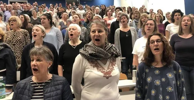 photo  lors des répétitions de 400 voix pour queen, les choristes sarthois femmes et hommes chantent à l’amphithéâtre de l’université du mans.  &copy;  ouest-france 