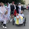 photo la licorne est une joyeuse équipe bigarrée : la voiture est bretonne, les trois pilotes originaires de villedieu-lès-bailleul et de vimoutiers.